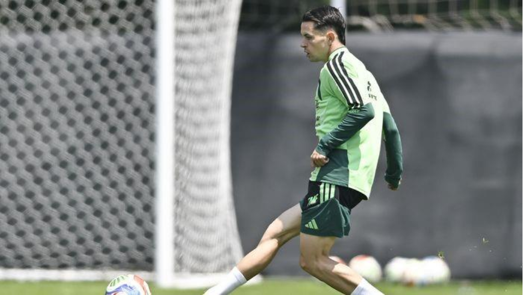 Álvaro Fidalgo durante su primer entrenamiento con la Selección Mexicana