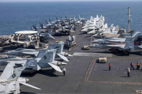 Archivo del portaaviones USS Abraham Lincoln en formación naval