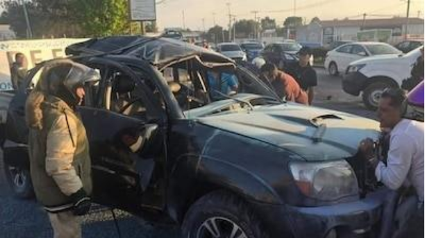 Restos de camioneta tras explosión en carretera México-Pachuca