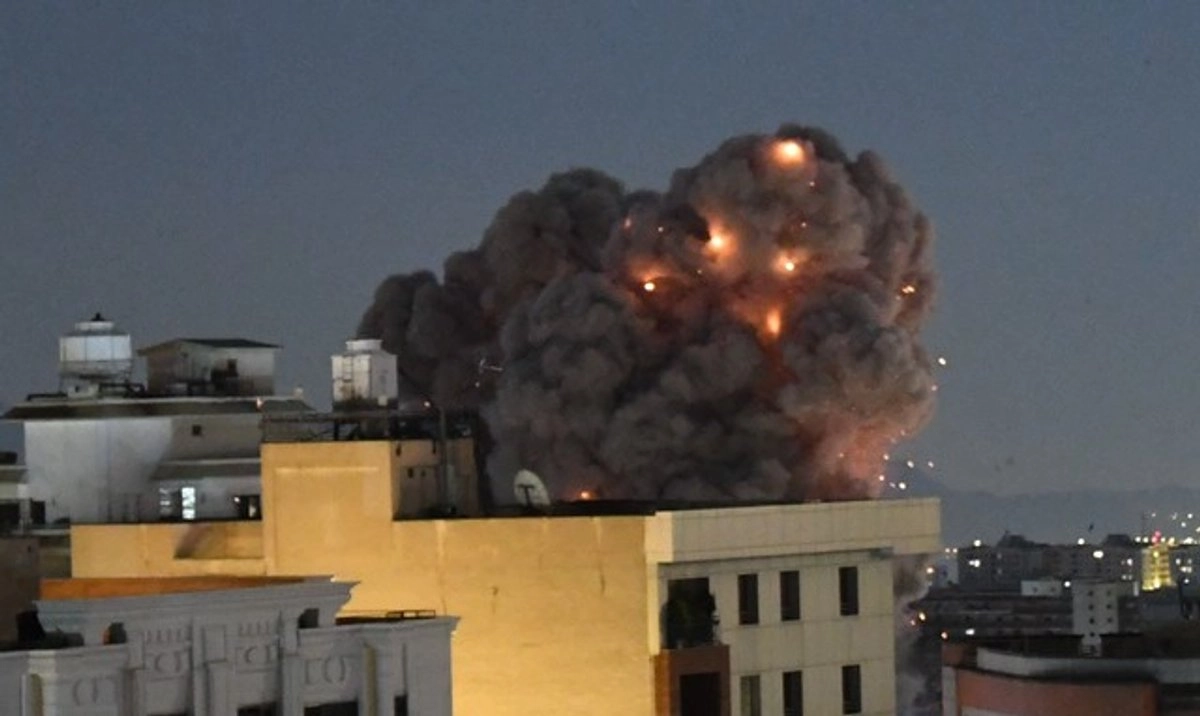 Representación de la tensión diplomática y militar en Teherán tras un mes de conflicto