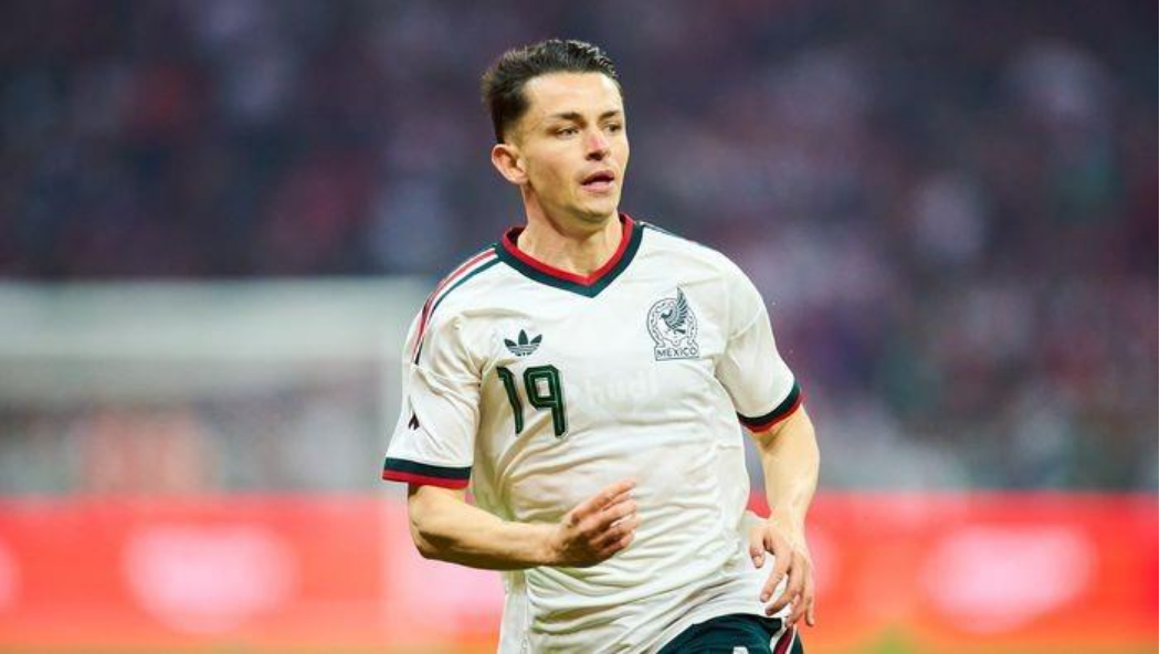 Alvaro Fidalgo durante el Himno Nacional en su debut con la Seleccion Mexicana