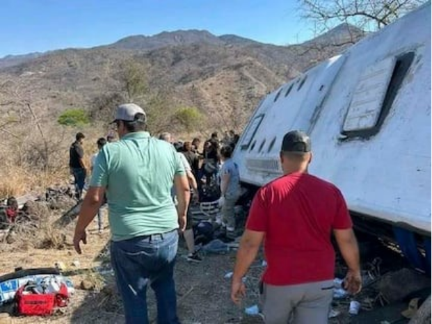 Escena del accidente de autobús en la zona rural de Nayarit