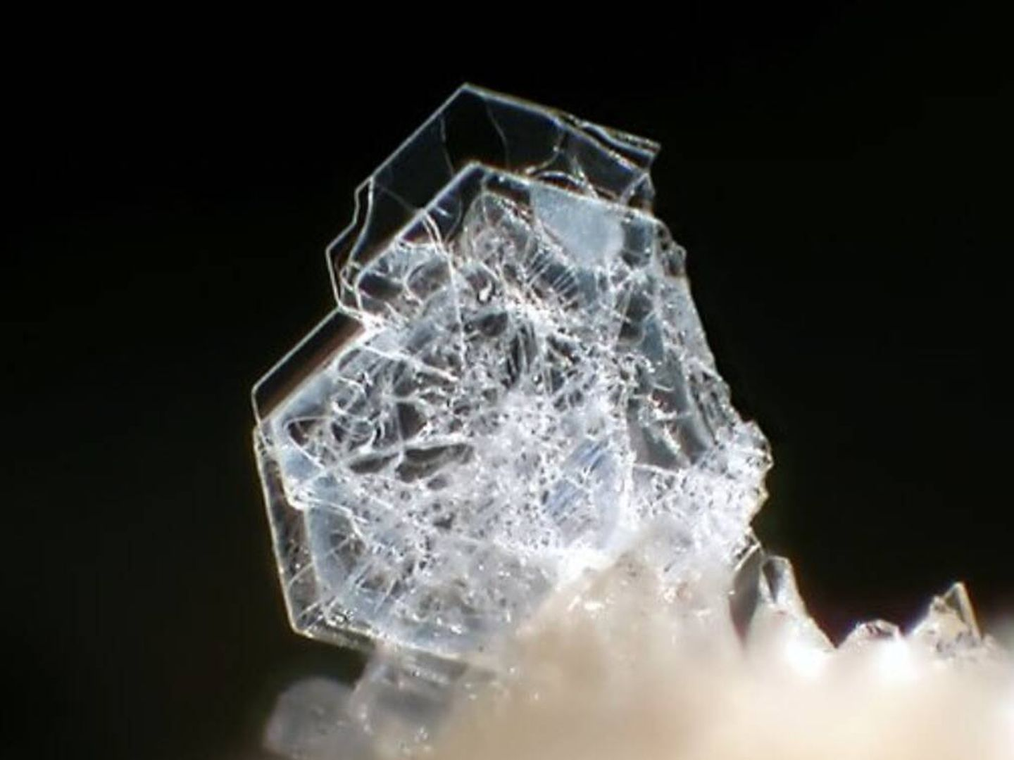Fragmento de tridimita meteórica hallada en el meteorito de Steinbach