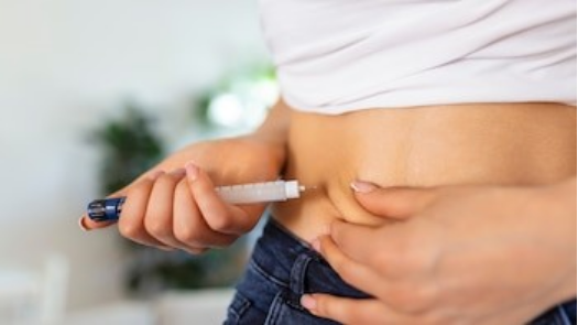 Persona con diabetes consultando niveles de glucosa y tratamiento de insulina