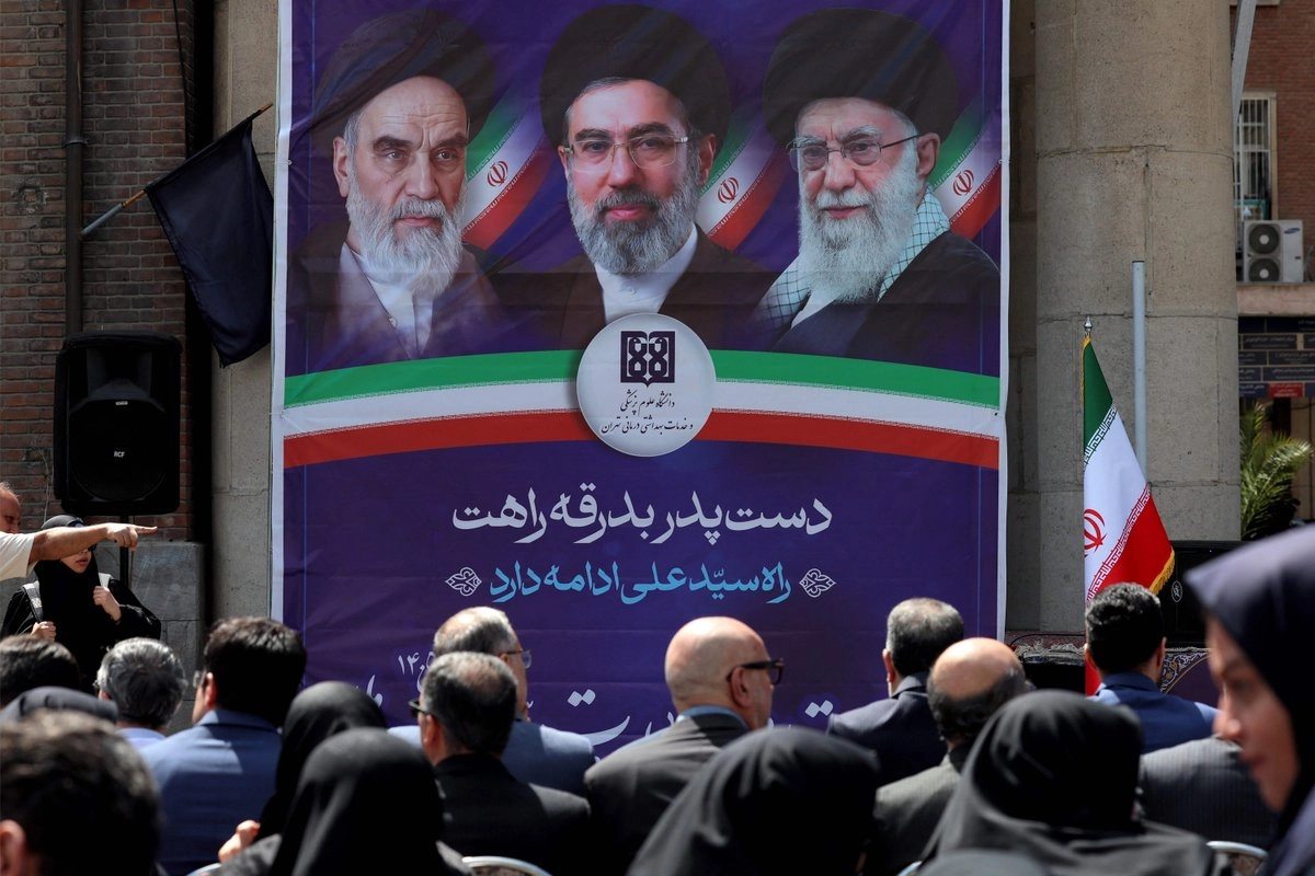Pancarta con líderes supremos de Irán en un contexto de tensión militar