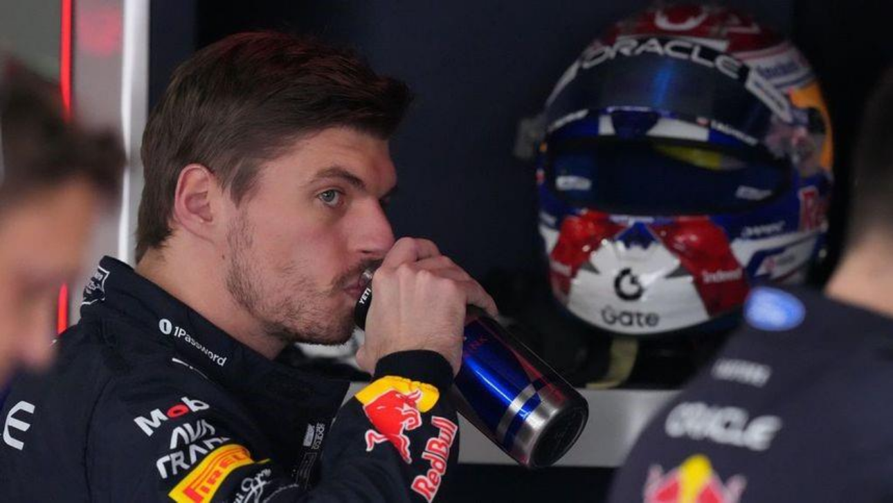 Max Verstappen en el garage de Red Bull durante el Gran Premio de Japón 2026