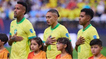 Militao disputa un balón en el juego de Brasil contra Senegal