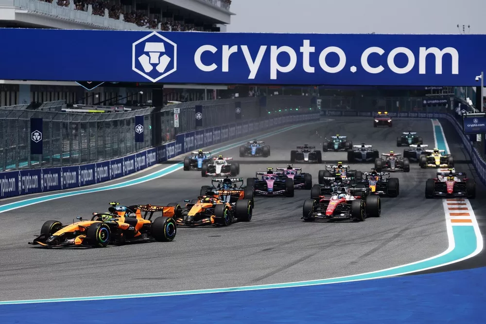 Lando Norris liderando el podio de la carrera sprint en Miami
