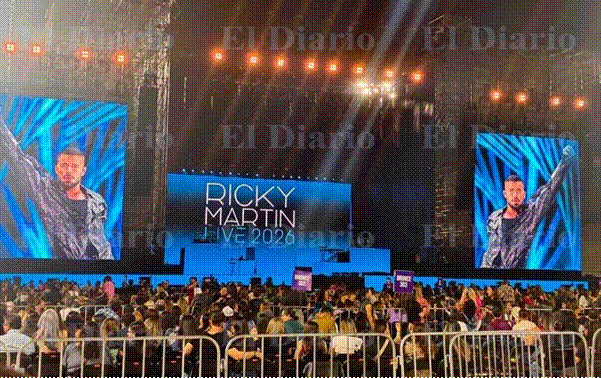 Ricky Martin bailando con su gabardina negra en el escenario de Chihuahua