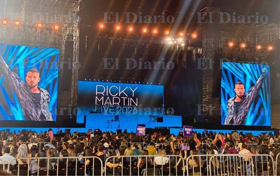 Ricky Martin iniciando su concierto con un espectáculo de luces en Chihuahua
