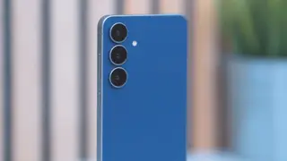 Vista frontal del Samsung Galaxy S25 FE destacando su pantalla Dynamic AMOLED