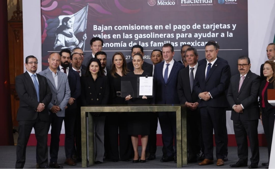 Claudia Sheinbaum en la firma del acuerdo con la ABM para disminuir costos de comisiones