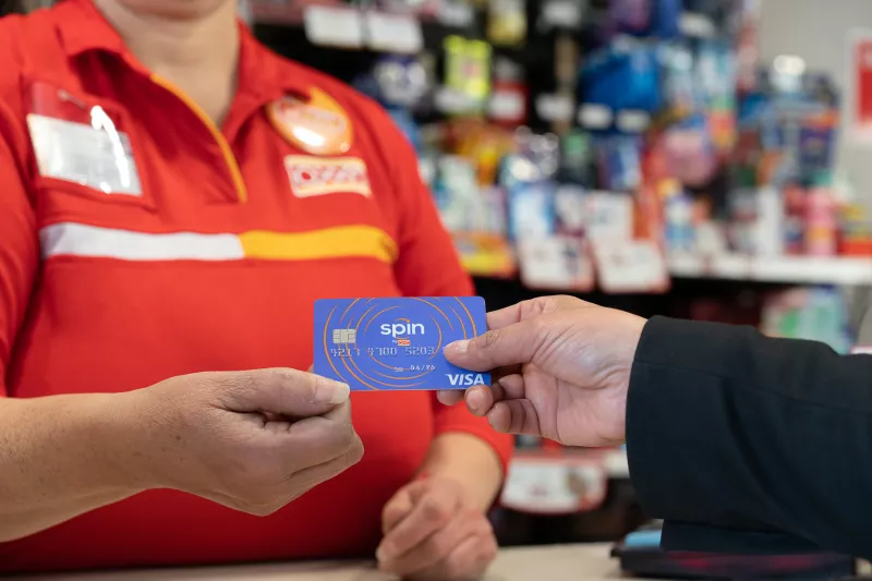 Tarjeta Spin de OXXO y logotipo de FEMSA