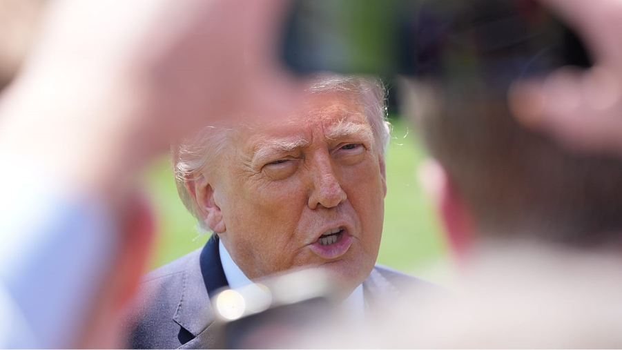 Donald Trump habla con la prensa antes de partir en el Marine One desde la Casa Blanca