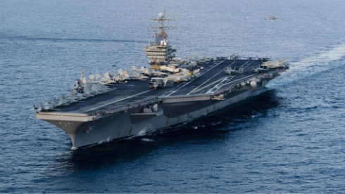 Portaaviones estadounidense USS Abraham Lincoln navegando en el mar Arábigo